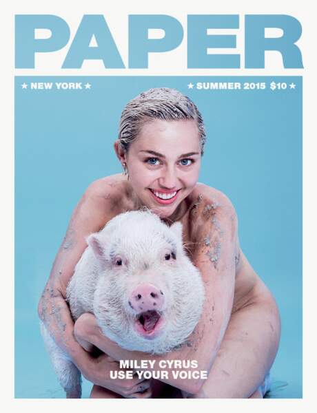 Dans les pas de Kim Kardashian, en juin dernier, Miley Cyrus pose nue, un cochon dans les bras, en une de Paper