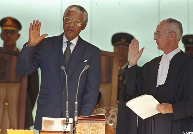 Elu président d'Afrique du Sud, Nelson Mandela prête serment en 1994