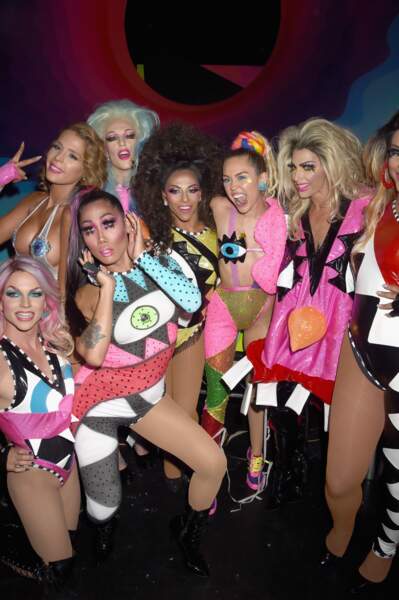 Miley Cyrus et sa troupe de danseurs aux MTV Video Music Awards 