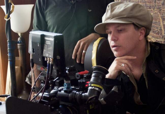 Le réalisateur concentré et chapeauté lors du tournage de Grace Kelly
