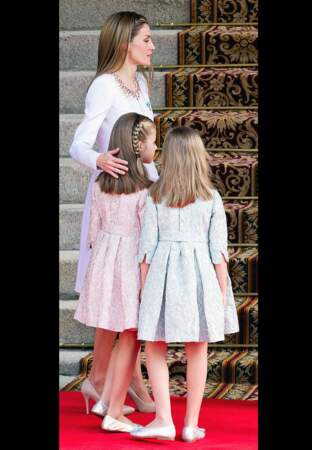 La princesse héritière Leonor et l'infante Sofia radieuses dans leurs robes assorties
