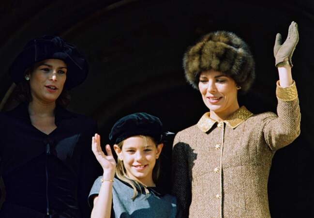 En novembre 1996 pour la Fête du Prince. Mères et filles chapeautées