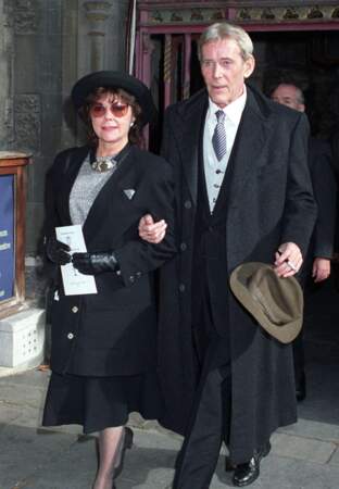 Peter O'Toole et sa femme aux obsèques de Laurence Olivier en 1989