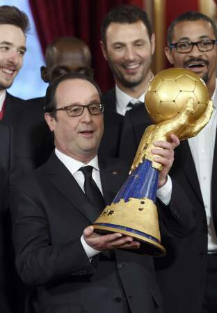 François Hollande tient le trophée