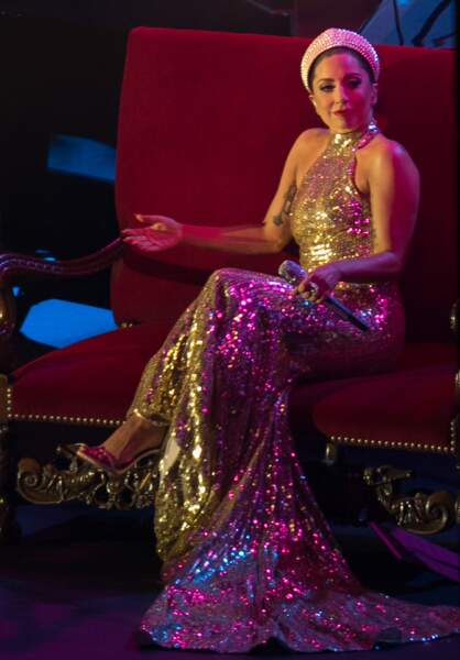 Lady Gaga en mode diva sur son sofa