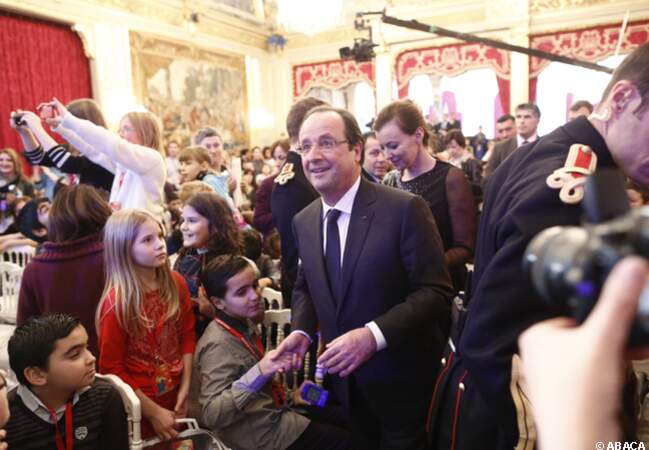François Hollande entouré d'enfants heureux de ce Noël avant l'heure