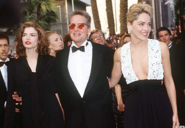 Michael Douglas monte les marches avec une certaine Sharon Stone en 1992