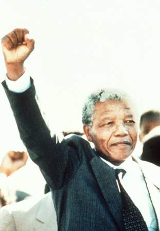 Nelson Mandela dresse le point le jour de sa libération en 1990