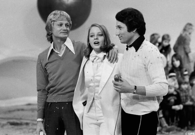 Claude François et Michel Drucker entourent Jodie Foster dans Les rendez-vous du dimanche en 1977