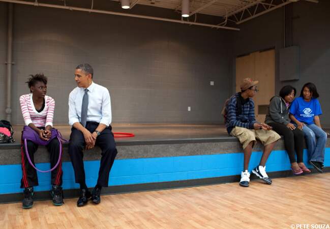 En pleine campagne, Barack Obama fait une pause dans un club de sport et discute avec les jeunes