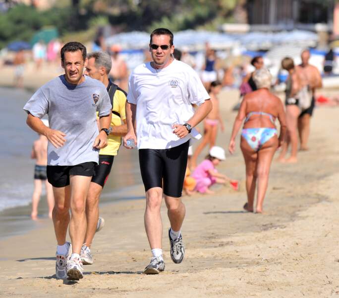 Adepte de la course à pied, Nicolas Sarkozy la pratique aussi sur le sable, ici en 2008