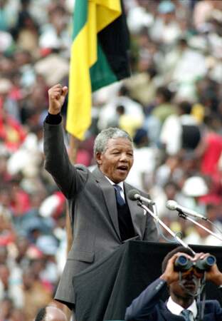 Nelson Mandela acclamé à Johannesburg quelques jours après sa libération en 1990
