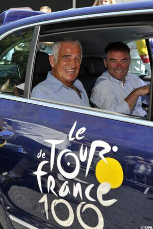 Jean-Paul Belmondo dans la voiture de Bernard Hinault sur le Tour de France