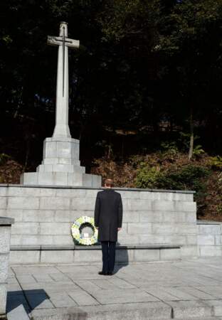 Le prince s'est recueilli devant le mémorial après y avoir déposé une gerbe de fleurs