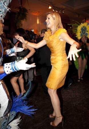 Pas de danse sur un air de Samba, au Brésil, dans une robe couleur or