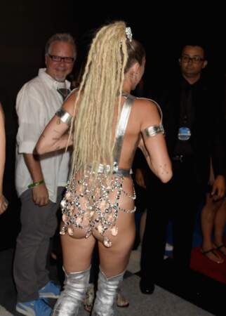 La face arrière et cachée du costume de Miley Cyrus