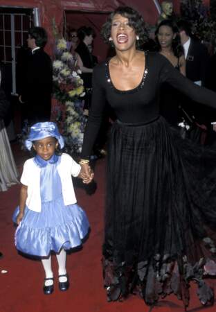 Bobbi Kristina est habituée aux tapis rouges dès son plus jeune âge. Ici sur celui des Oscars 1999, avec sa maman.