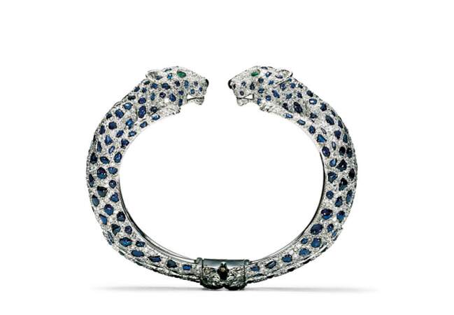 Bracelet rigide Panthère,1958. Platine, or blanc, diamants, émeraudes et onyx