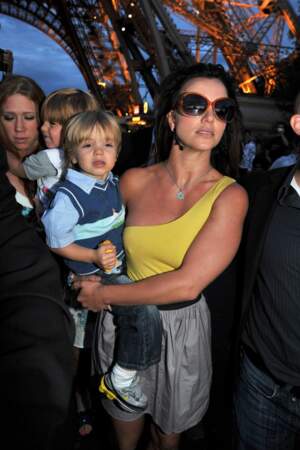 2009- La chanteuse Britney Spears visite la Tour Eiffel avec ses enfants Sean Preston et Jayden James. 