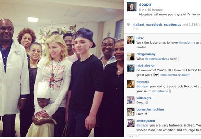 Madonna pose avec de jeunes patients à l'hôpital. Belle initiative