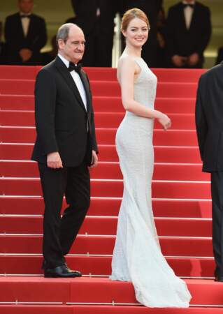 Emma Stone, en robe haute couture Christian Dior, aux côtés de Pierre Lescure (chaussures Jimmy Choo)