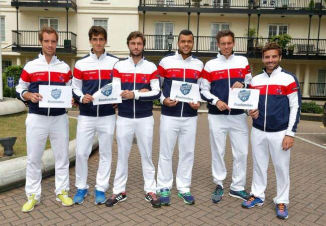 L'équipe de France de Tennis, avec son ancien capitaine Arnaud Clément, supporters officiels du XV