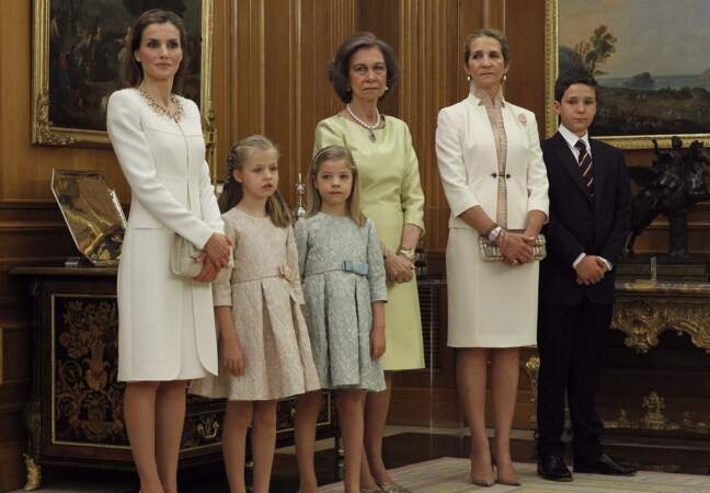 Letizia, ses filles, sa belle-mère Sophie de Grèce aux côtés d'Elena d'Espagne et de son fils, Felipe Juan Froilán