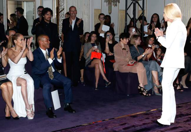 Jennifer Lopez applaudit à tout rompre le travail de Donatella Versace 