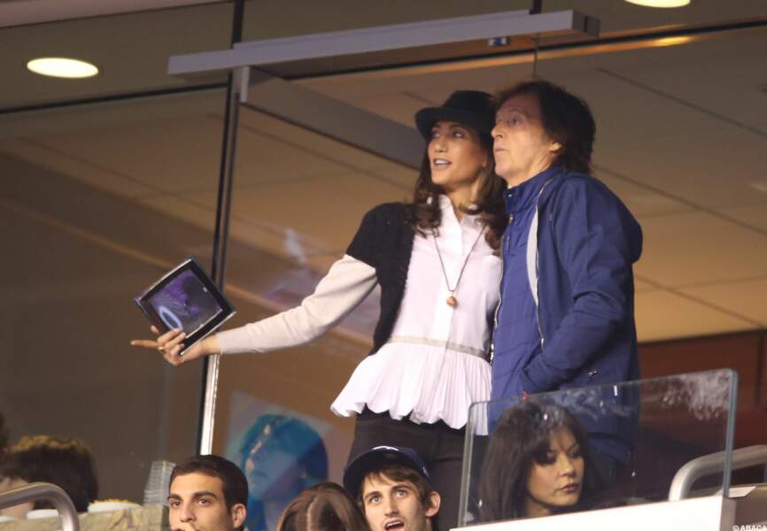 Paul McCartney et son épouse dans la loge VIP