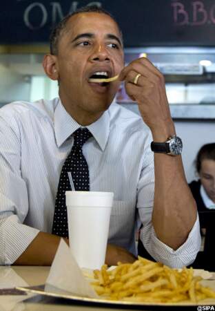 Barack Obama mange des frites