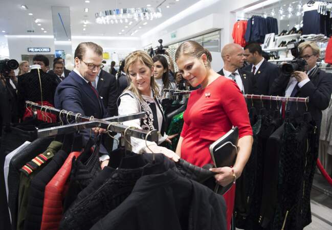 Victoria de Suède visite un H&M à Lima dans une robe rouge Séraphine