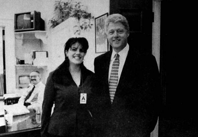 1995. Tous deux se côtoient dans l'aile ouest de la Maison-Blanche où Monica vient d'être recrutée comme stagiaire