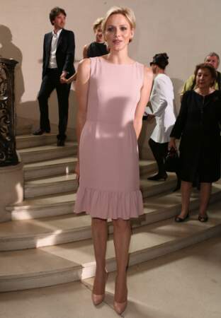 La princesse Charlène radieuse en rose poudré Dior lors du défilé haute couture en juillet