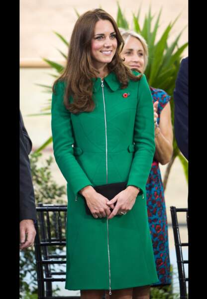 Kate radieuse dans son manteau vert Erdem très couture