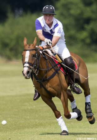 Le prince William lance son cheval dans la partie