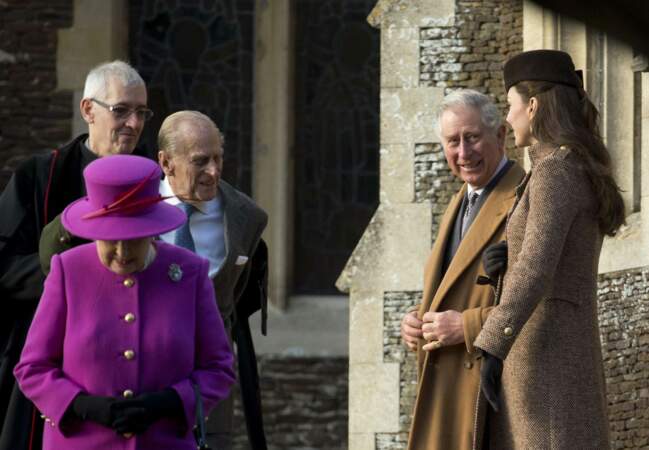Elisabeth 2, Charles et Kate sortent de l'église