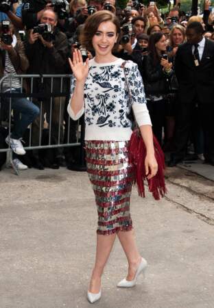 Lily Collins très posh en total-look Chanel avec sa jupe crayon richement brodée de paillettes