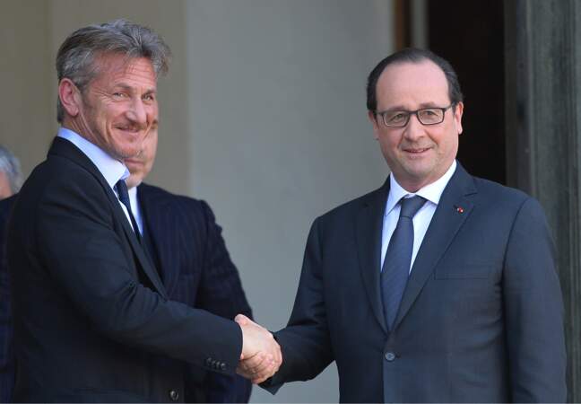 Poignée de mains entre l'acteur et François Hollande