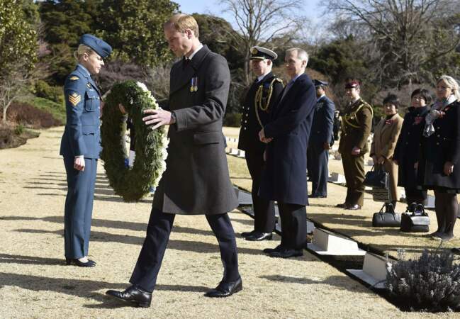 Le prince William a rendu hommage aux soldats  britanniques de la Seconde Guerre mondiale au cimetière de Yokohama