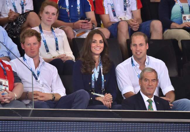 Concentrée dans les gradins entre le prince Harry et son époux le duc de Cambridge