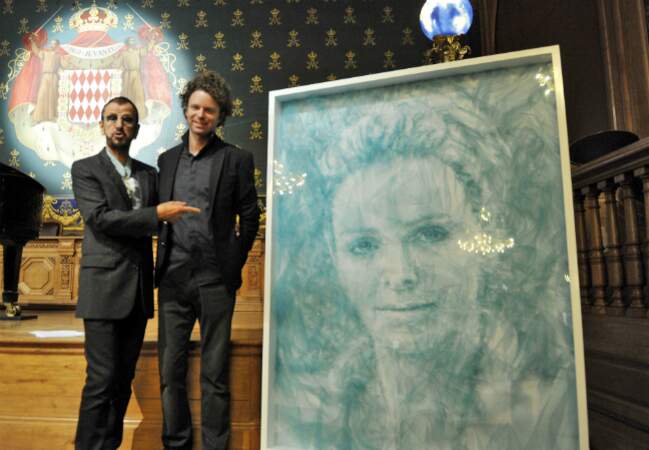 Ringo Starr pose aux côtés de Benjamin Shine, auteur du portrait de la Princesse Charlène de Monaco