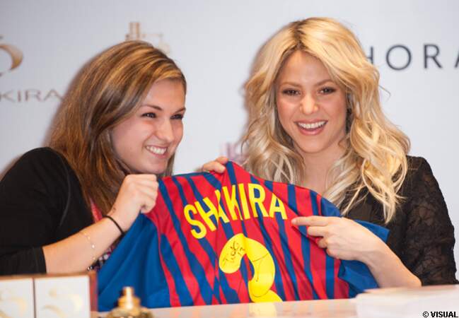 Une admiratrice a pris avec elle un maillot du FC Barcelone, le club de son chéri Gerard Piqué