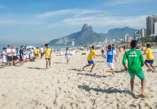 15 enfants de l’Académie Bernard Diomède sur la plage de Copacabana
