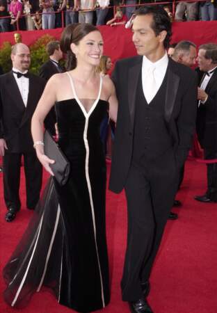 Julia Roberts au bras de son petit ami de l'époque Benjamin Bratt. Elle est en Valentino pour les Oscars de 2001