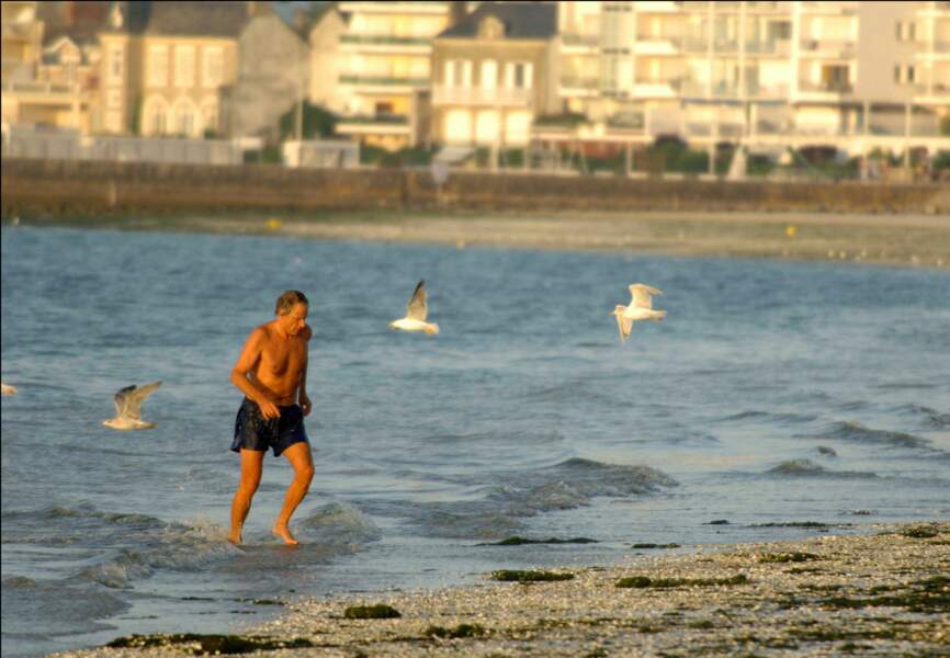 Jogging sur plage pour Dominique de Villepin avant de plonger une tête à La Baule en 2005
