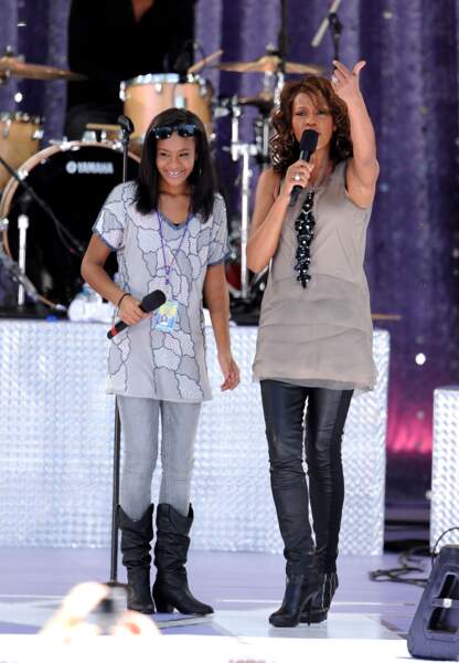 En 2009, l'adolescente chante sur scène avec sa mère