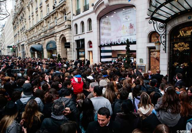 Des centaines de fans s'étaient déplacés sur les Champs-Elysées