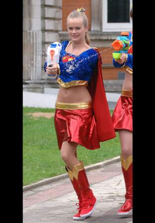 En 2009 Cressida a un rôle de ‘superwoman’ dans une série télé britannique. Collector.
