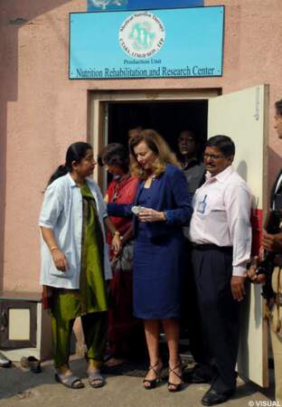 Valérie Trierweiler à sa sortie d'un centre de nutrition à Dharavi