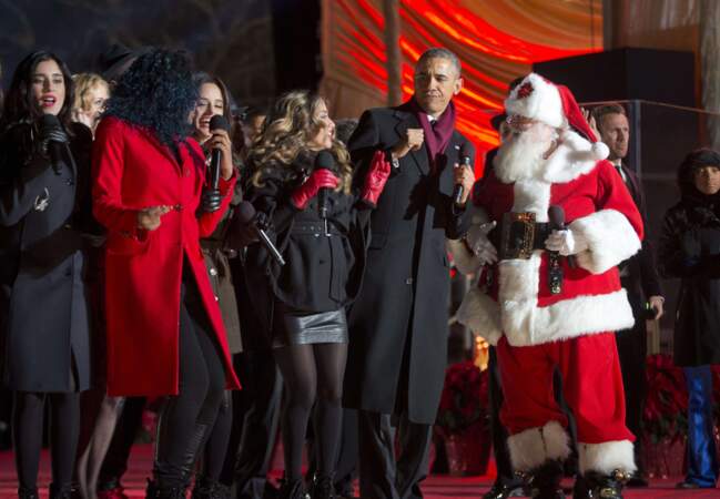 Barack Obama danse avec le Père Noël